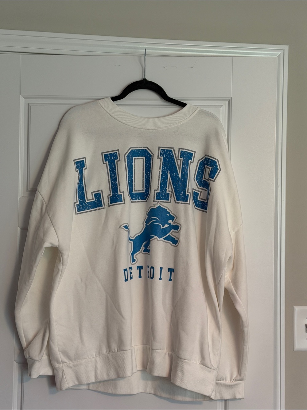 Detroit Lions White Crewneck Sweatshirt with Blue Graphic worn once